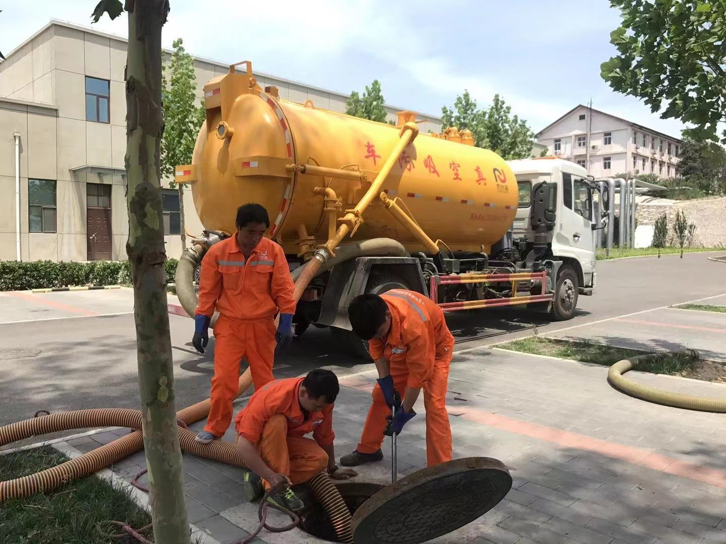 顺昌管道疏通车停在窨井附近